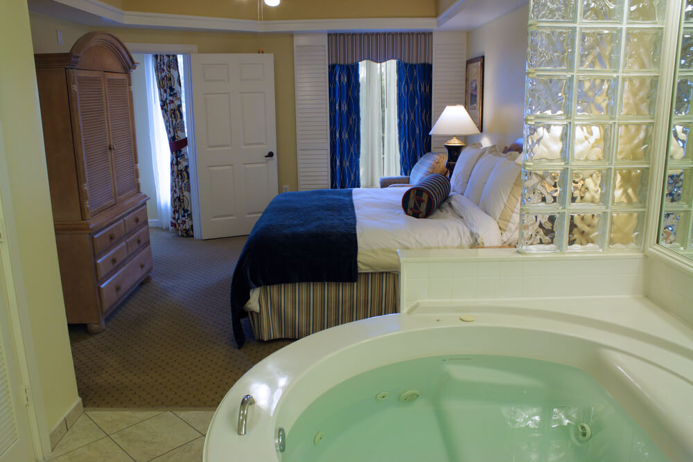 Как оформляют спальню в США